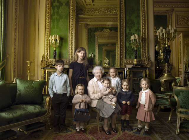 LEGENDARISK BILDE: Bildet av prinsesse Charlotte på fanget til sin 90 år gamle bestemor fikk mye oppmerksomhet. Fra venstre: James, Viscount Severn, Lady Louise Alice Elizabeth Mary Mountbatten-Windsor, Mia Tindall, Prinsesse Charlotte, Savannah Phillips, Prins George og Isla Phillips. Foto: Ap LEGENDARISK BILDE: Bildet av prinsesse Charlotte på fanget til sin 90 år gamle bestemor fikk mye oppmerksomhet. Fra venstre: James, Viscount Severn, Lady Louise Alice Elizabeth Mary Mountbatten-Windsor, Mia Tindall, Prinsesse Charlotte, Savannah Phillips, Prins George og Isla Phillips. Foto: Ap